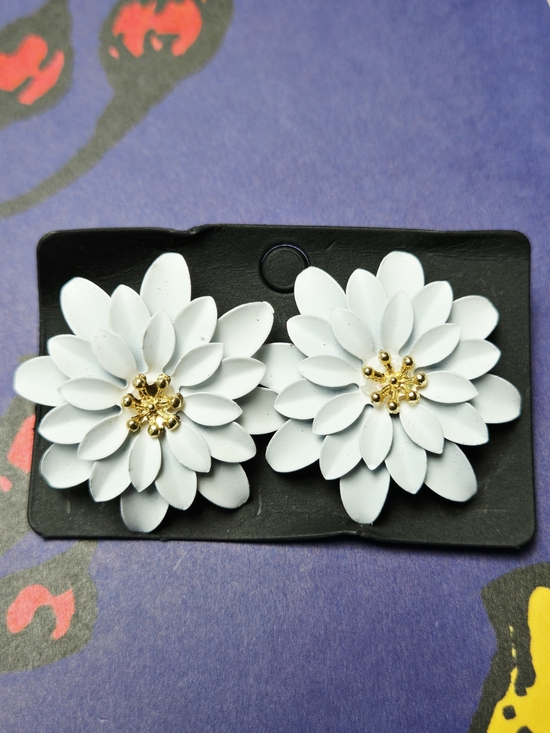 Fashion Jewelry Jewelry - Fashion Jewelry White Floral Stud Earrings with Gold Centers
